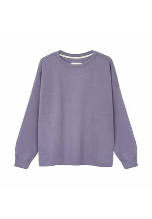 Lawendowa koszulka z długim rękawem, dzianina waflowa, z okrągłym dekoltem, subtelny haftowany napis na lewej piersi i ściągacze na rękawach.