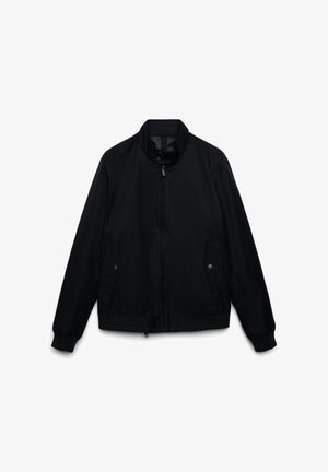 Giacca bomber nera con colletto alto, cerniera frontale e due tasche laterali. Realizzata in tessuto liscio con polsini e orlo a costine.