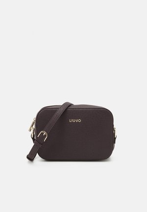 Sac bandoulière compact marron foncé avec sangle ajustable, surface texturée, fermeture éclair dorée et logo de marque « LIU JO » sur le devant.