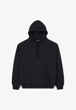 Czarna bluza z kapturem wykonana z miękkiego materiału, wyposażona w przednią kieszeń, regulowane sznurki oraz ściągacze na mankietach. Prosty, nieozdobiony design.