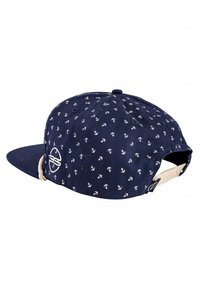 Gorra de béisbol azul marino con patrón de anclas blancas, visera delantera sólida, cierre ajustable en la parte posterior y detalle del logo en el costado.