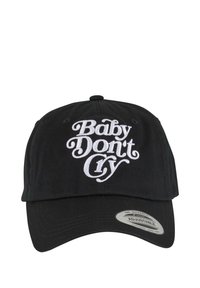 Fekete pamuttal készült sapka állítható pánttal, az elülső panelen stílusos betűtípussal hímzett "Baby Don't Cry" felirattal.