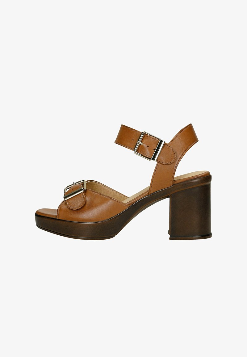 Sandale en cuir marron à bout ouvert avec deux boucles argentées réglables et un talon bloc épais.