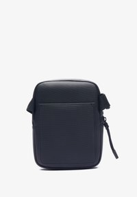 Bolso bandolera negro texturizado con forma rectangular, que incluye un bolsillo delantero y una correa lateral para un transporte ajustable.