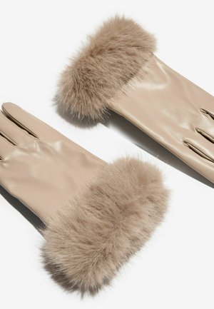 Beige leren handschoenen met een pluizige lichtbruine nepbontmanchet, met drie vingeropeningen zichtbaar op elke handschoen. Over het algemeen een gladde textuur.