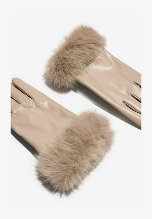 Beige leren handschoenen met een pluizige lichtbruine nepbontmanchet, met drie vingeropeningen zichtbaar op elke handschoen. Over het algemeen een gladde textuur.