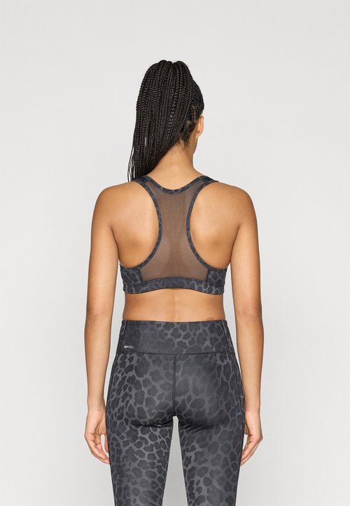 PUMA 4KEEPS BRA - Medium support sports bra - black — foto 3