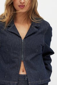 Marineblaues Denim-Jackett mit weißen vertikalen Streifen, Frontreißverschluss und tailliertem, verkürztem Design, ausgestattet mit einem klassischen Kragen.