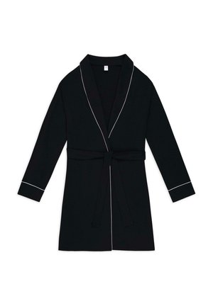 Zwarte gewaad met lange mouwen, sjaalkraag en een strikriem. Beschikt over contrasterende witte piping langs de kraag en de mouwen. Zachte stoftextuur.