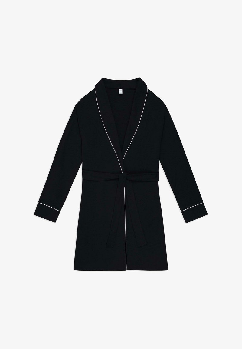 Svart kappa med långa ärmar, sjalkrage och bälte. Har kontrasterande vit piping längs kragen och ärmarna. Mjuk tygliknande struktur.