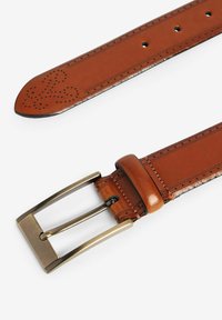Ceinture en cuir tan avec une finition lisse, présente des détails perforés, des coutures contrastées et une boucle en métal rectangulaire de couleur bronze.