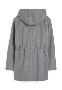 Manteau à capuche en laine grise avec manches longues et taille cintrée, vu de dos sur un fond blanc.