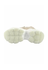 Semelle de sneaker en caoutchouc avec un motif texturé blanc cassé, présentant des crampons arrondis pour l'adhérence et la stabilité. Accents beige clair sur la tige.