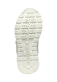 Suela de zapatilla de goma blanca que presenta un diseño de tracción y orificios de ventilación, con el logotipo "GEOX" embossado en el centro y detalles de textura contrastantes.