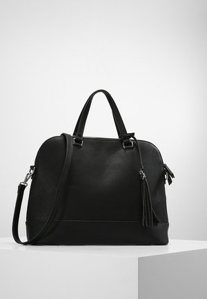 Czarna torebka ze skóry z fakturą, z podwójnymi uchwytami, odpinanym paskiem na ramię oraz ozdobną frędzlą zawieszoną przy zamku błyskawicznym.