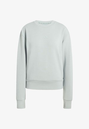 Svetlo šedá mikina vyrobená z mäkkej tkaniny, so štýlovým výstrihom do okrúhla, rebrovanými manžetami a malým embosovaným logom na hrudi.