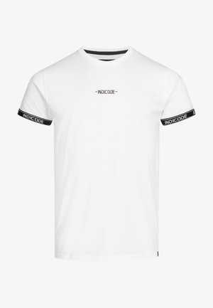 Weißes Baumwoll-T-Shirt mit Rundhalsausschnitt, schwarzem Saum an den Ärmeln und einem Logo auf der Vorderseite mit der Aufschrift "INDICODE". Kurzärmlig, lässige Passform.