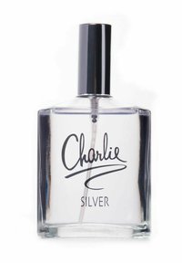 Gennemsigtig glasparfumeflaske med rektangulær form, sølvfarvet låg og sort kursiv skrift, der står "Charlie Silver" på fronten.