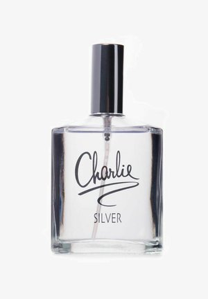 Genomskinlig glasparfymflaska med rektangulär form, silverlock och svart kursiv text som säger "Charlie Silver" på framsidan.