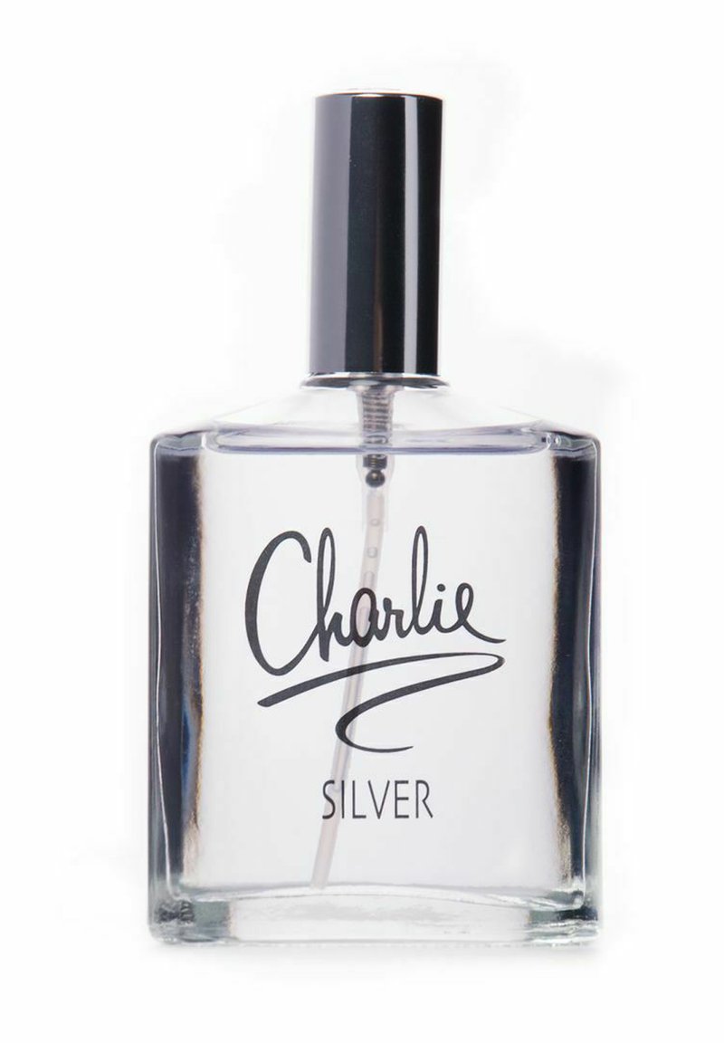Gennemsigtig glasparfumeflaske med rektangulær form, sølvfarvet låg og sort kursiv skrift, der står "Charlie Silver" på fronten.