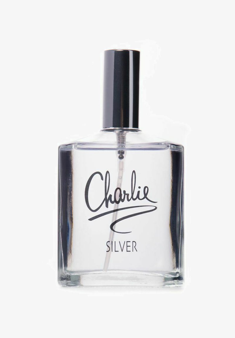 Gennemsigtig glasparfumeflaske med rektangulær form, sølvfarvet låg og sort kursiv skrift, der står "Charlie Silver" på fronten.