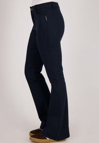 Marineblauwe flared jeans met een tailleband en voorzakken. Gemaakt van zacht materiaal, voorzien van een enkele knoopsluiting en subtiele stikseldetails.