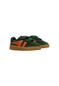 Sneaker in suede verde con strisce arancioni, cinturini in velcro e suole in gomma. Marchio visibile sul lato. Texture liscia.