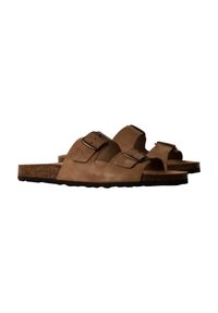 Bruine suède sandalen met twee verstelbare banden, kurken voetbed en gestructureerde rubberen zool. Geen zichtbare patronen of logo's.
