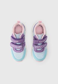 Παιδικά αθλητικά παπούτσια με λαμπερά πάνελ σε  μπλε, τιρκουάζ και μωβ αποχρώσεις. Διαθέτουν δύο μωβ λουριά με βέλκρο και ροζ επένδυση. Στρογγυλεμένη μύτη.
