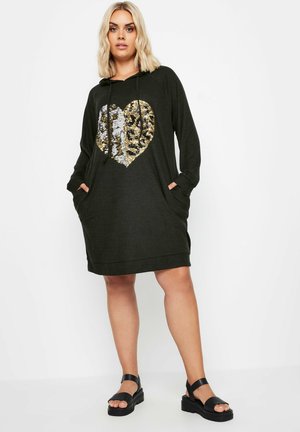 Vestido largo negro con mangas largas y capucha, decorado con un diseño de corazón de lentejuelas doradas y plateadas, que cuenta con un corte relajado y bolsillos frontales.