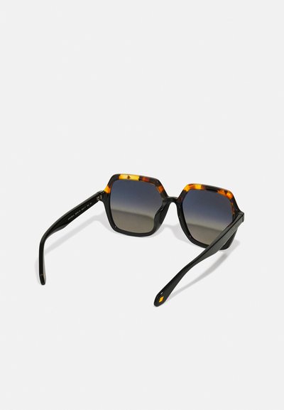 Sechseckige Sonnenbrille mit schwarzen und schildpattfarbenen Rahmen, dunklen, verlaufenden Gläsern und schlanken Bügeln mit einem orangefarbenen Akzent.
