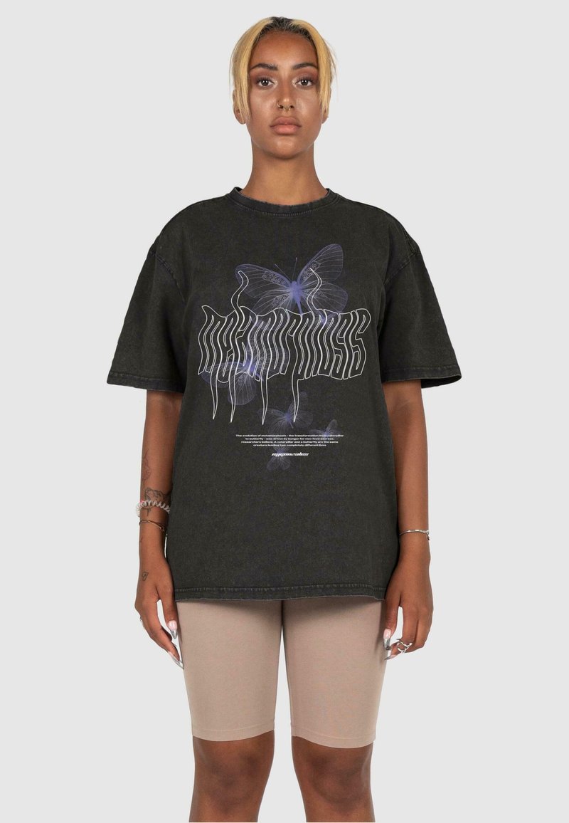Tricou negru supradimensionat cu un design grafic ce include fluturi și text stilizat. Mâneci scurte, decolteu rotund și croială confortabilă.