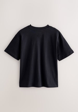 T-shirt en coton noir à manches courtes, col rond et coupe décontractée. Texture lisse, design minimaliste, sans motifs ni graphismes visibles.