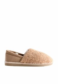 Helle Slipper mit einem flauschigen, plüschigen Obermaterial und geripptem Stoff um den Knöchel. Flache Sohle mit dezentem Logo an der Seite. Sanfte Textur.