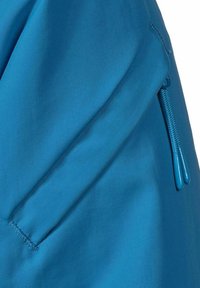Tessuto blu, testurizzato, con una tasca con zip e un tirante coordinato, creando un elemento di design funzionale. Dettagli delle cuciture visibili.