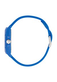 Montre en silicone bleue avec un boîtier rectangulaire, présentant une couronne en argent, un cadran texturé et un bracelet lisse. Design minimaliste et étanche.