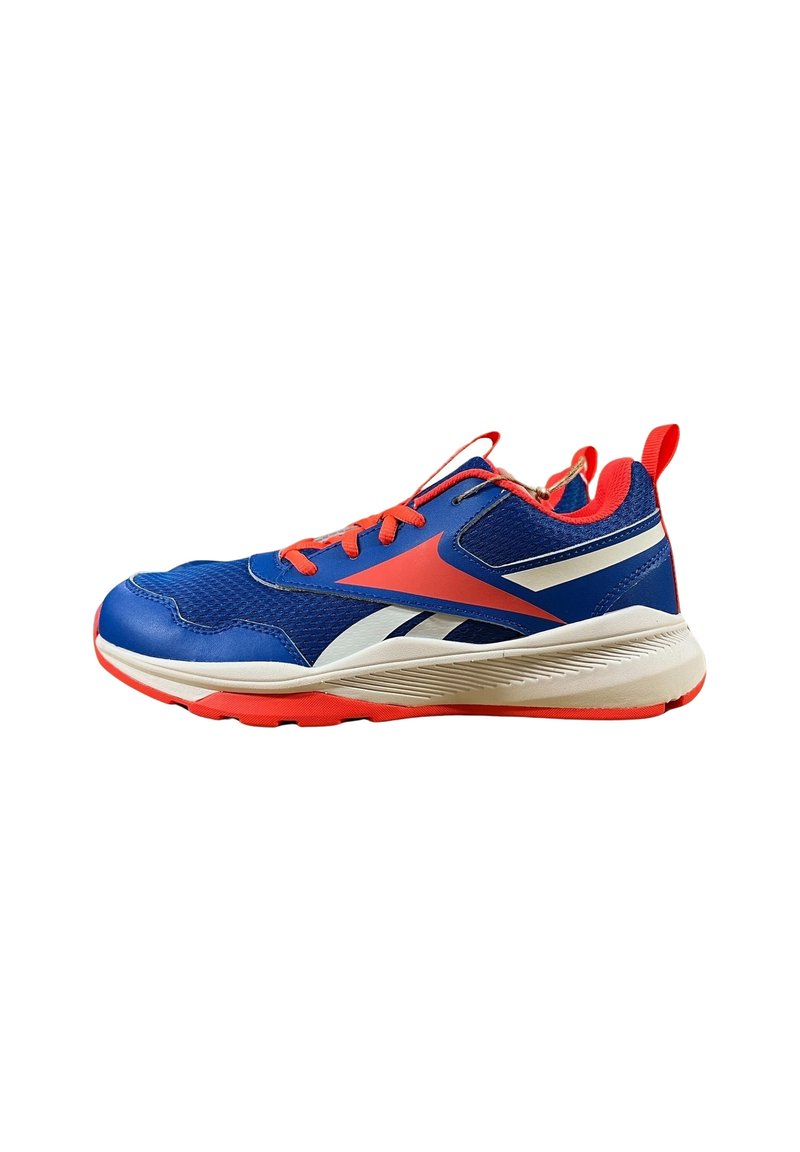 Scarpa sportiva blu e rossa con dettagli bianchi, lacci rossi e una suola spessa bianca con battistrada rosso, mostrata di lato su uno sfondo bianco.