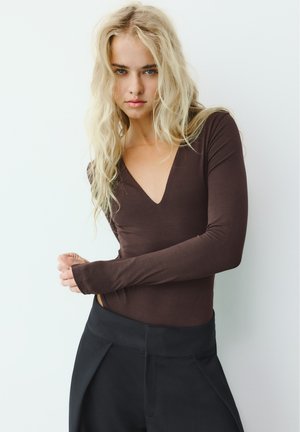 PULL&BEAR, LONG-SLEEVED V-NECK BODYSUIT - T-shirt à manches longues - brown