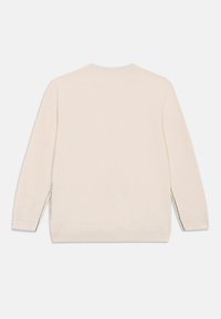 Pulover tricotat bej, cu mâneci lungi, guler rotund. Fante laterale la tiv, material texturat cu o finisare ribbată la manșete și tiv.