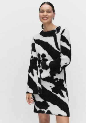 Robe pull floue noir et blanc avec un motif abstrait ; manches longues et col rond ; longueur mi-cuisse avec une texture pelucheuse.