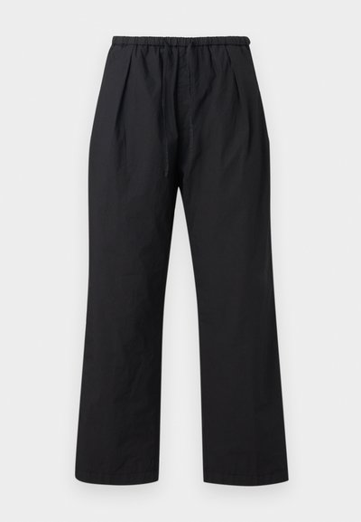 Μαύρο παντελόνι με φαρδύ πόδι, ελαστική μέση και ρυθμιζόμενο κορδόνι, πιέτες μπροστά και ευθεία ρεβέρ.