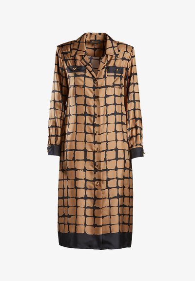 Brązowa satynowa sukienka koszulowa z czarnym wzorem w kratkę. Posiada kołnierzyk, dwie kieszonki na piersiach oraz złote guziki na przodzie i przy mankietach.