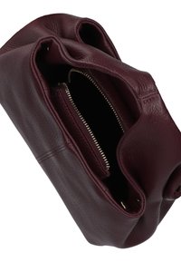 Bordeaux leren tas met een gestructureerd oppervlak en een ritsvak aan de binnenkant. Zacht, nonchalant ontwerp met een brede opening voor gemakkelijke toegang.