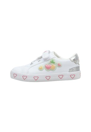 Zapatilla infantil blanca con contornos de corazones rosas en la suela, parches con forma de fruta en el lateral, talón plateado y cierre de velcro.