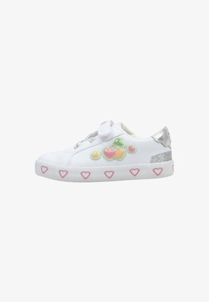 Zapatilla infantil blanca con contornos de corazones rosas en la suela, parches con forma de fruta en el lateral, talón plateado y cierre de velcro.