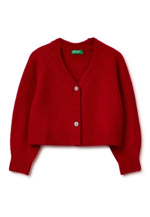 Czerwony prążkowany kardigan z dekoltem w serek, długimi rękawami, krótkim krojem oraz dwoma dekoracyjnymi srebrnymi guzikami w kształcie kwiatów z przodu.