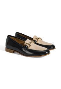 Zwarte gepatineerde leren loafers met een beige gepatineerde neus, voorzien van een gouden hardware gesp accent en een lage hak. Glad oppervlak overal.