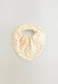 Accessoire de cou en tissu jaune présentant un design froncé avec de petits motifs floraux roses et de fines rayures verticales. Se ferme avec un bouton.