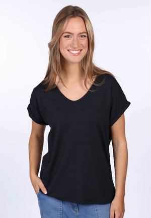 Schwarzes kurzärmliges T-Shirt mit weitem Halsausschnitt, weichem Stoff, lockerer Passform und umgeschlagenen Ärmelbündchen, getragen mit lässiger Jeans.