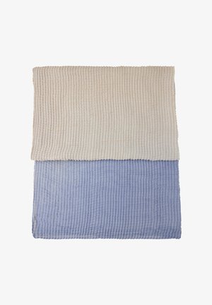 Bavlněná deka s texturovanou, žebrovanou látkou. Horní část je krémově zbarvená, spodní světle modrá, obě mají obdélníkový tvar.
